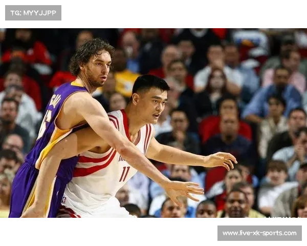 姚明初入NBA被马布里晃倒的经典瞬间及背后故事揭秘 姚明初入NBA被马布里晃倒的经典瞬间及背后故事揭秘